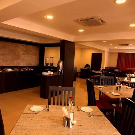 Nagarjuna Suites Bangalore Restaurant foto